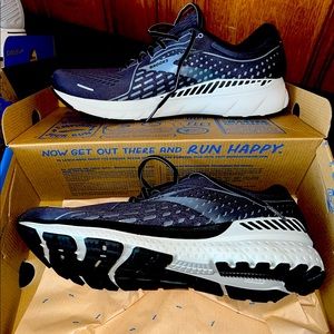 Grey and black Brooks Adrenaline GTS 21’s size 14